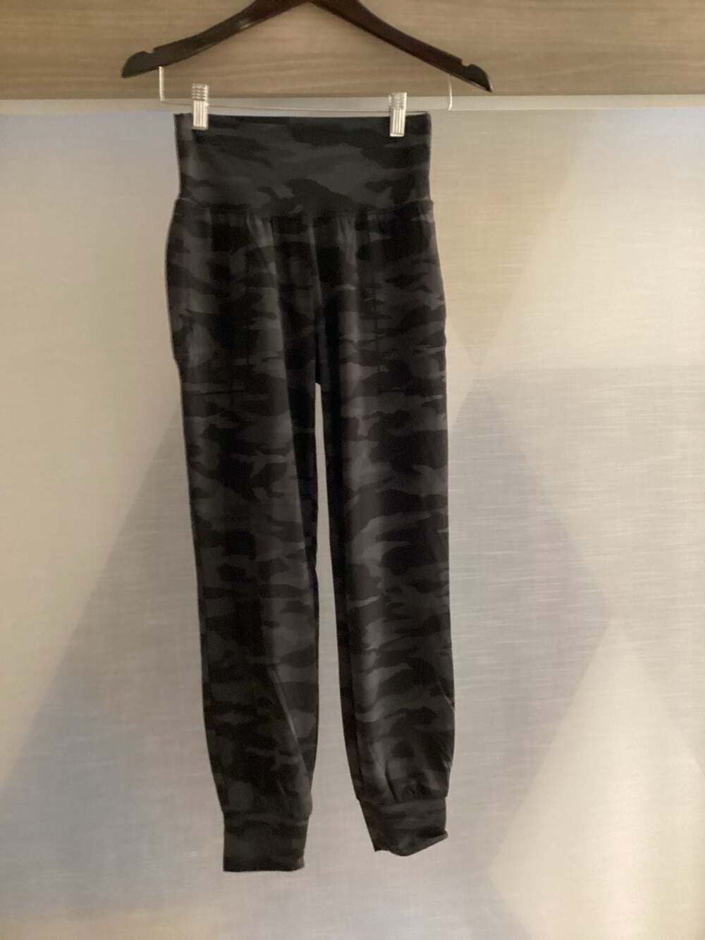 Athleta Salutation Camo Jogger Black Gray Camouflage High Rise Pants Size XS